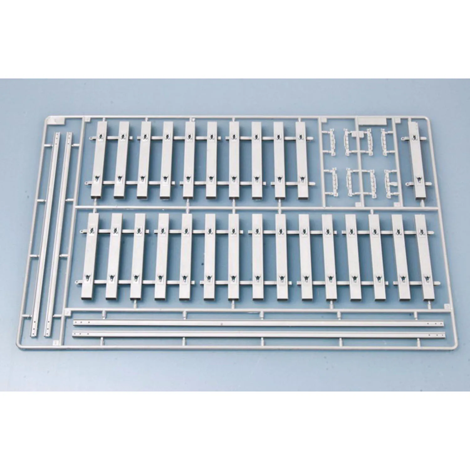 

1/35 Trumpeter 00213 German Railway Track for Toys Train Static Model Kit Warfare DIY Collecting TH05386-SMT8