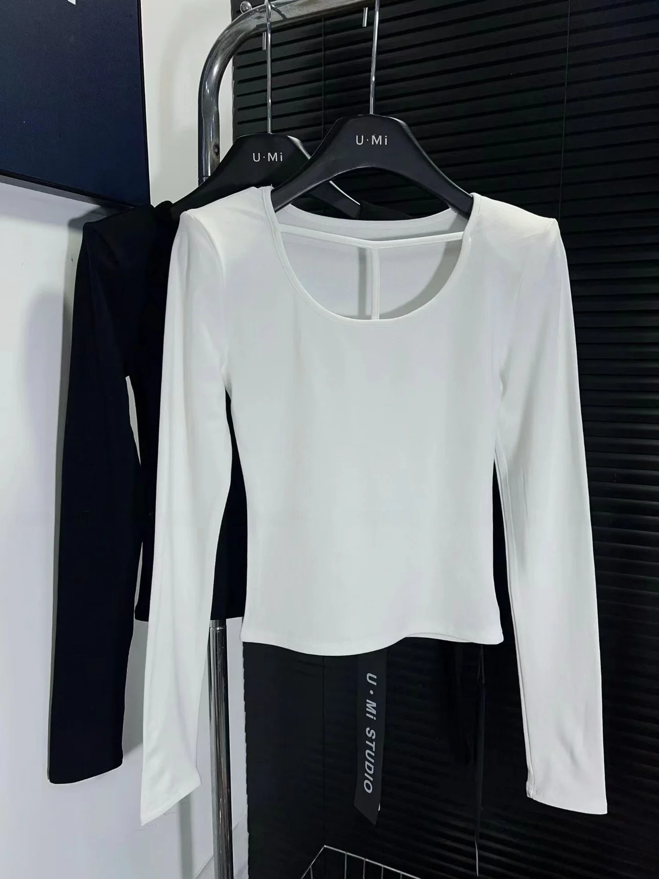 Koreańska bluzka damska typu T-shirt, dopasowana, z wycięciami, miękka, wygodna, bawełniana, ocieplana, zimowa moda.