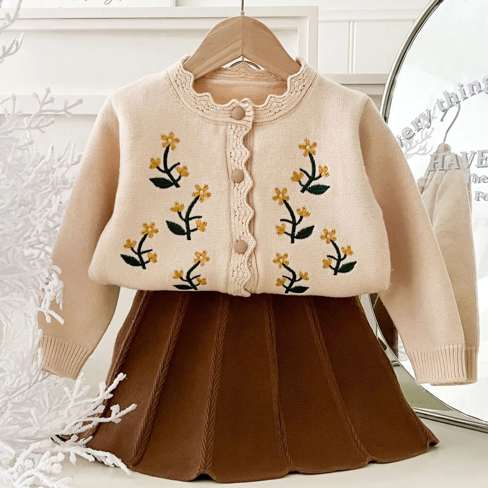 Dziecięcy zestaw swetrowy na jesień i zimę dla dziewczynek, koreańska wersja, nowy haftowany sweter z dzianiny + plisowana spódnica, dwuczęściowy zestaw.