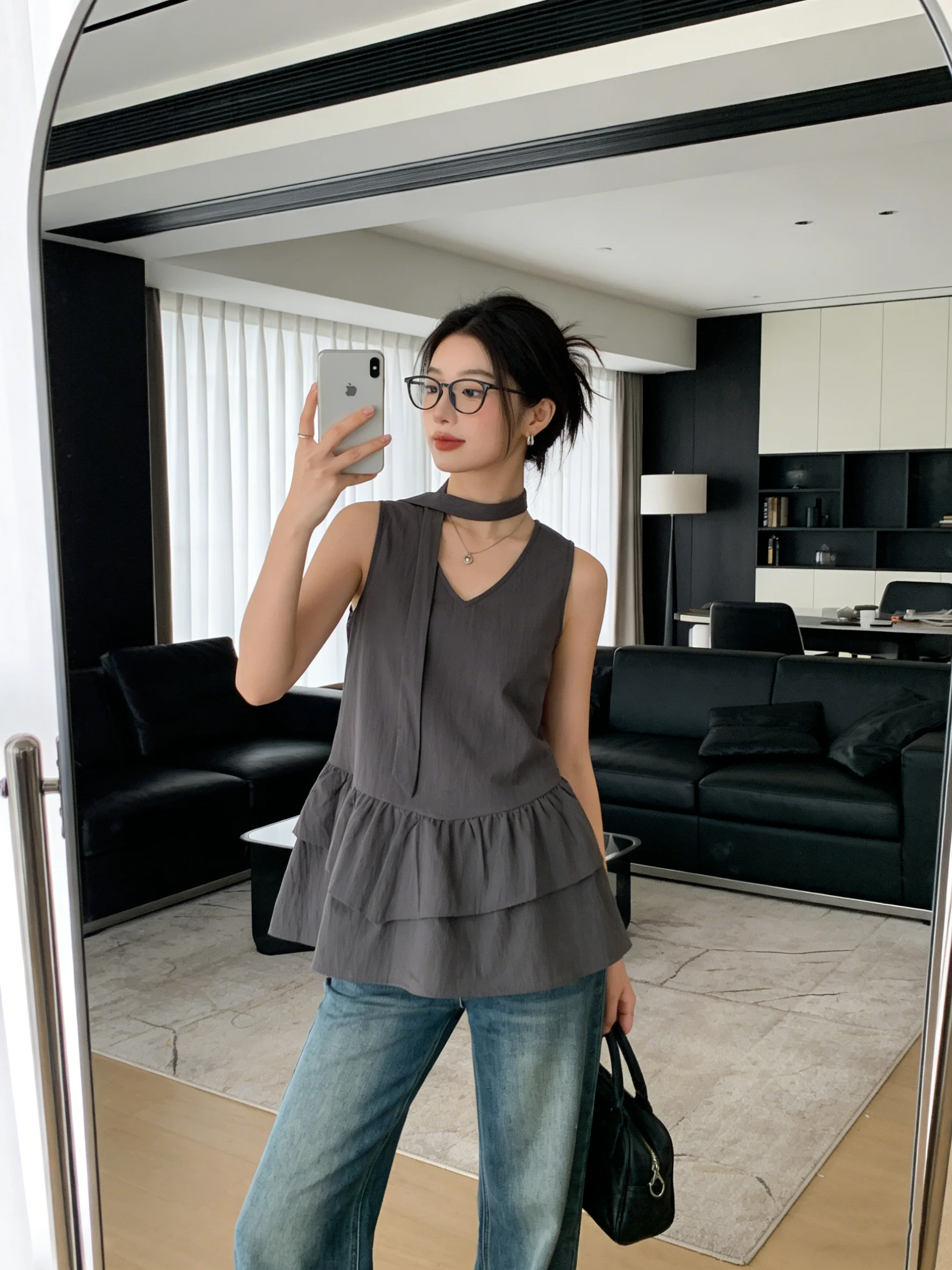 

Korean Style Skin-Friendly V-Neck Sleeveless Top with Lace Trimmed Casual Wear for Commuting Summer 2026 Breathable Loose Fit