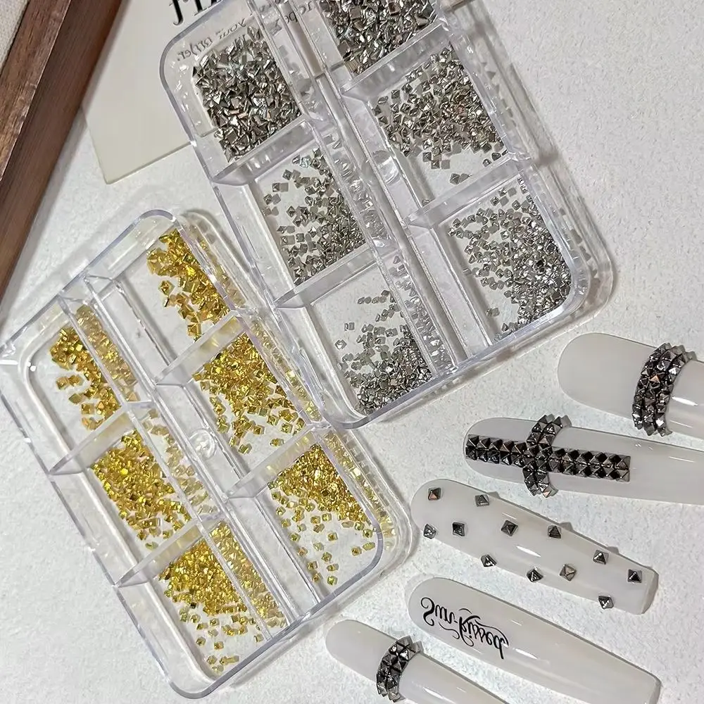 1 Box Gold Silber Quadratische Pyramiden-Nagelsteine 3D Punk-Stil Nagelcharms Glänzende Nagelsteine für Acryl-/Gelnägel DIY Maniküre