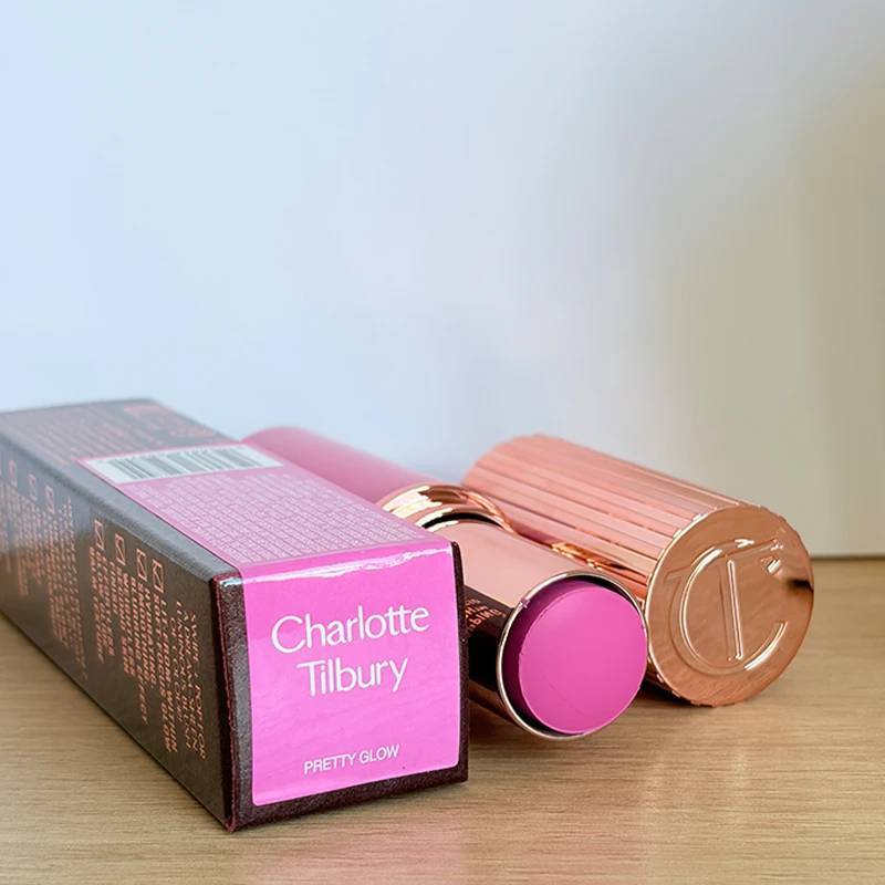 Charlotte CT Cushion Blush Stick, langdurige natuurlijke kleur, dubbelzijdige blush voor lippen en wangen, geperst poeder van Tilbury.