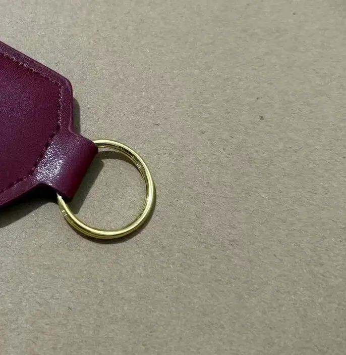 1X Wysokiej Jakości Skórzany Pokrowiec na Kluczyki Samochodowe Brelok Typu Shield z Emblematem 3D