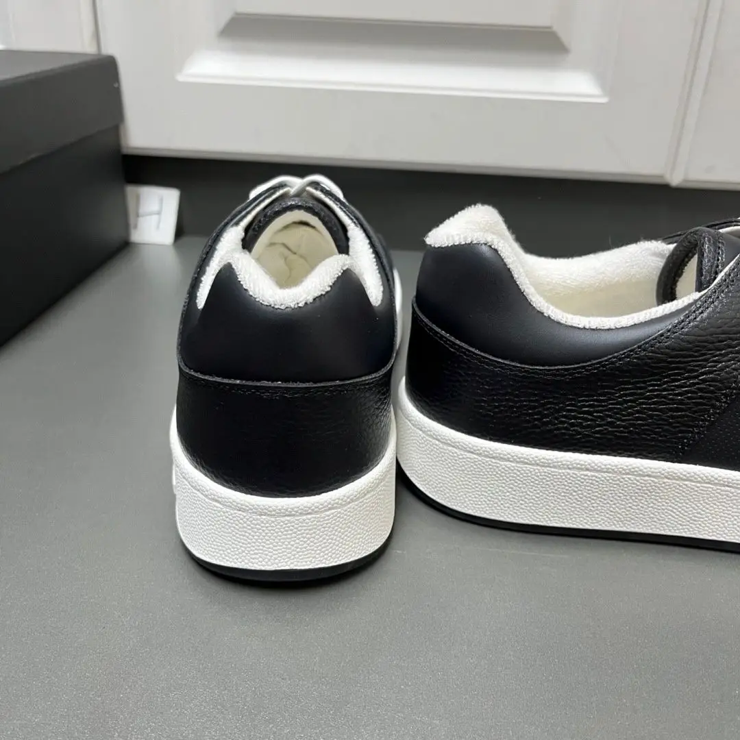 Unisex Black Fleece Lined Low Top Sneakers Perforated Leather Lace Up Casual Shoes Thick Sole Warm Street Skate Footwear for Men Women