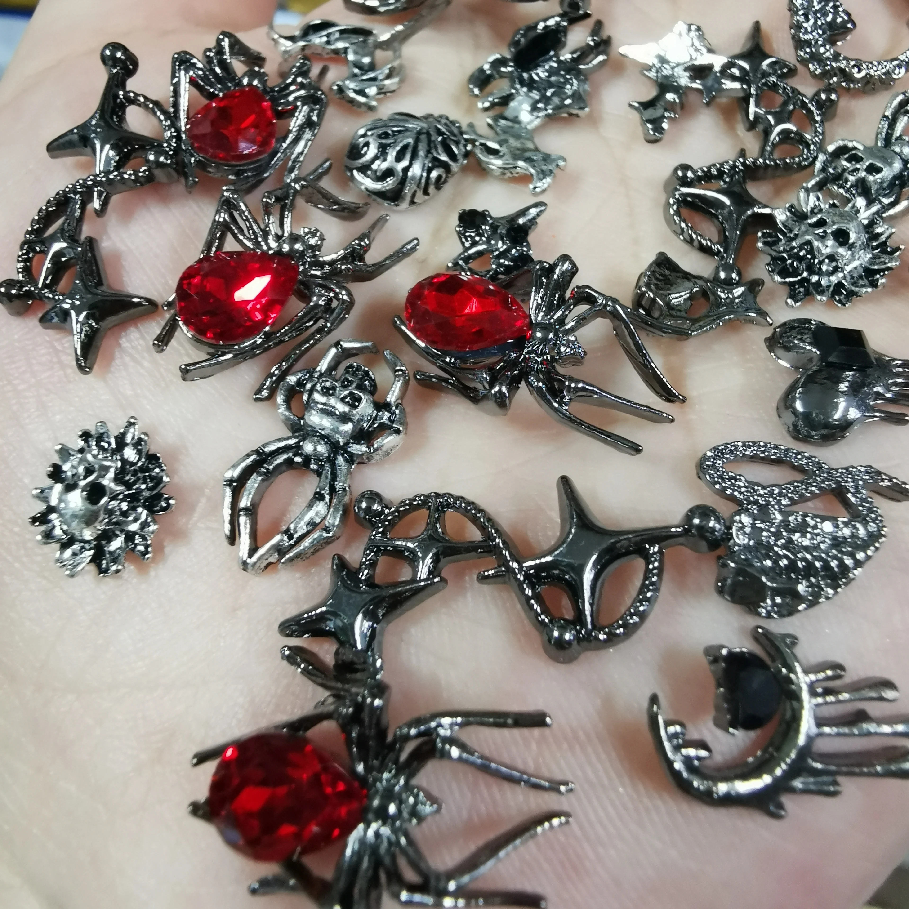 100 Stück Halloween Schwarz Stil Legierung Nagel Charms Y2k Punk Rote Edelsteine Spinne/Schlange/Schädel Nail Art Supplies Halloween Nagel Dekore