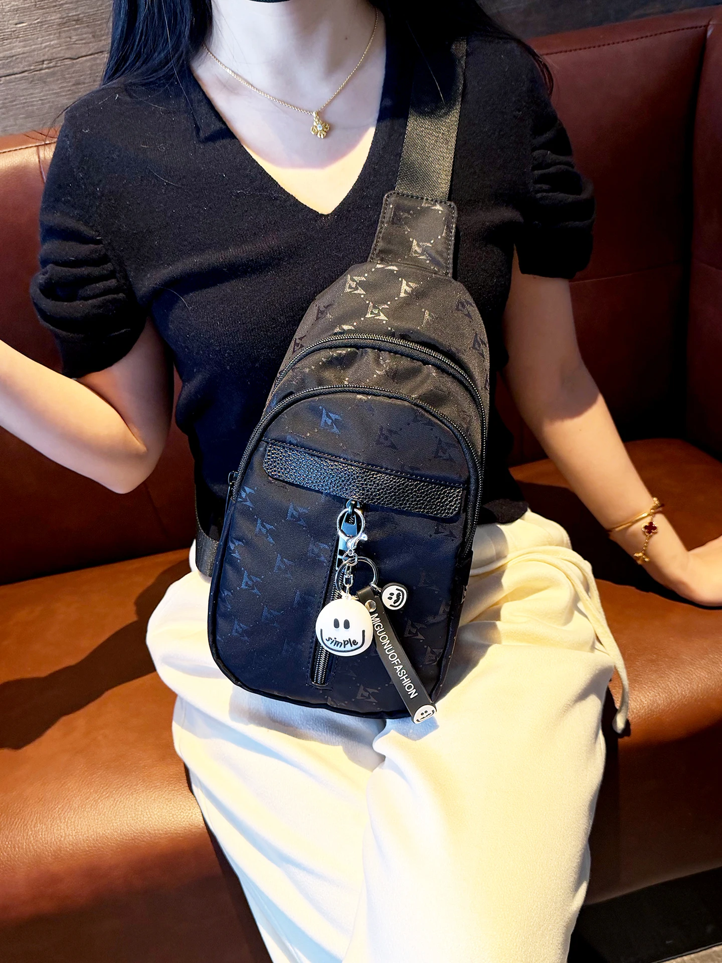 borsa-a-tracolla-casual-da-esterno-con-lettere-multi-tasca-verticale-alla-moda-e-versatile-per-uomo-e-donna