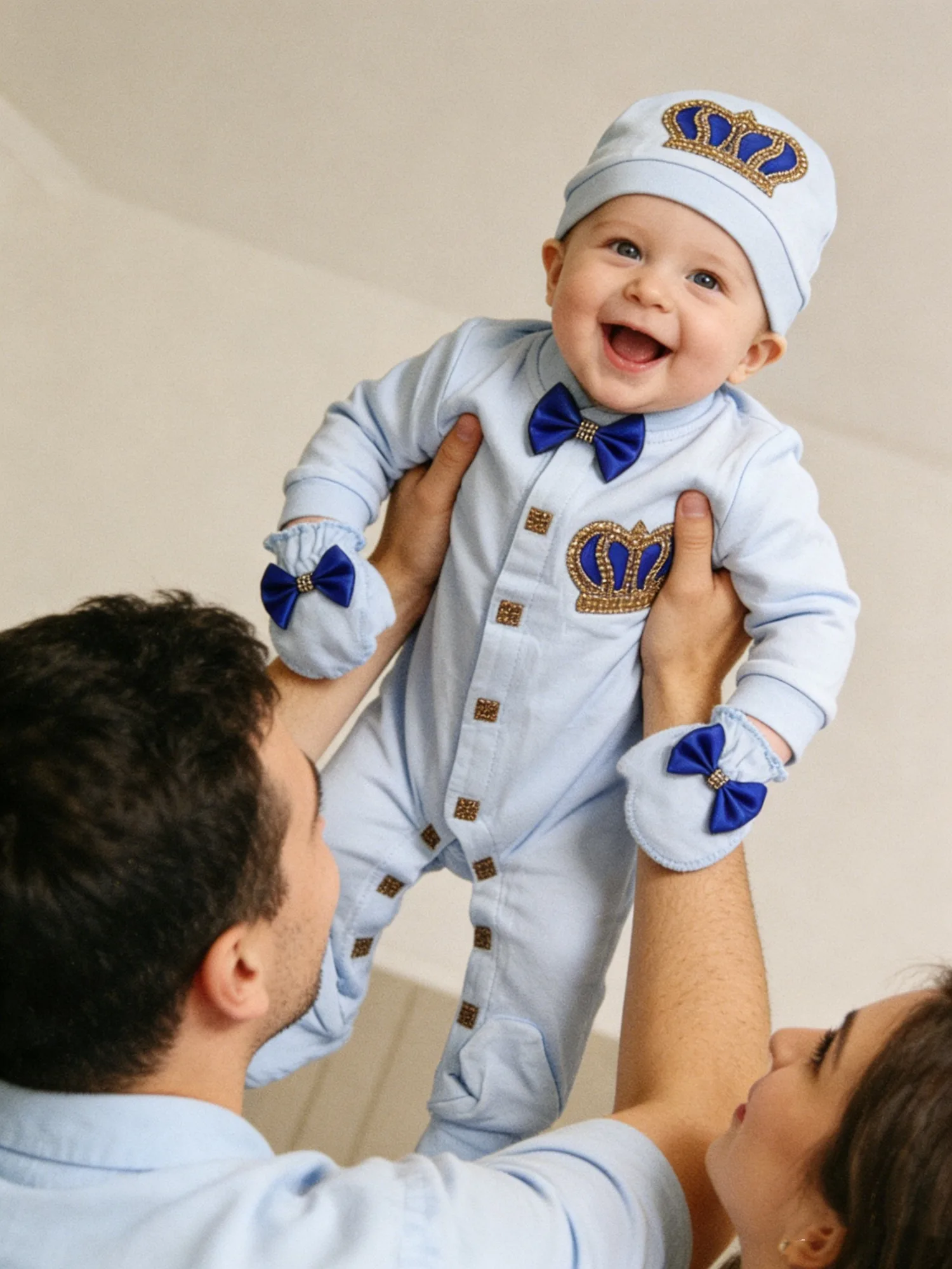 ensemble-pour-bebe-garcon-avec-couronne-bleue-mitaines-et-chapeau-emmaillotage-avec-strass-et-nœud-papillon