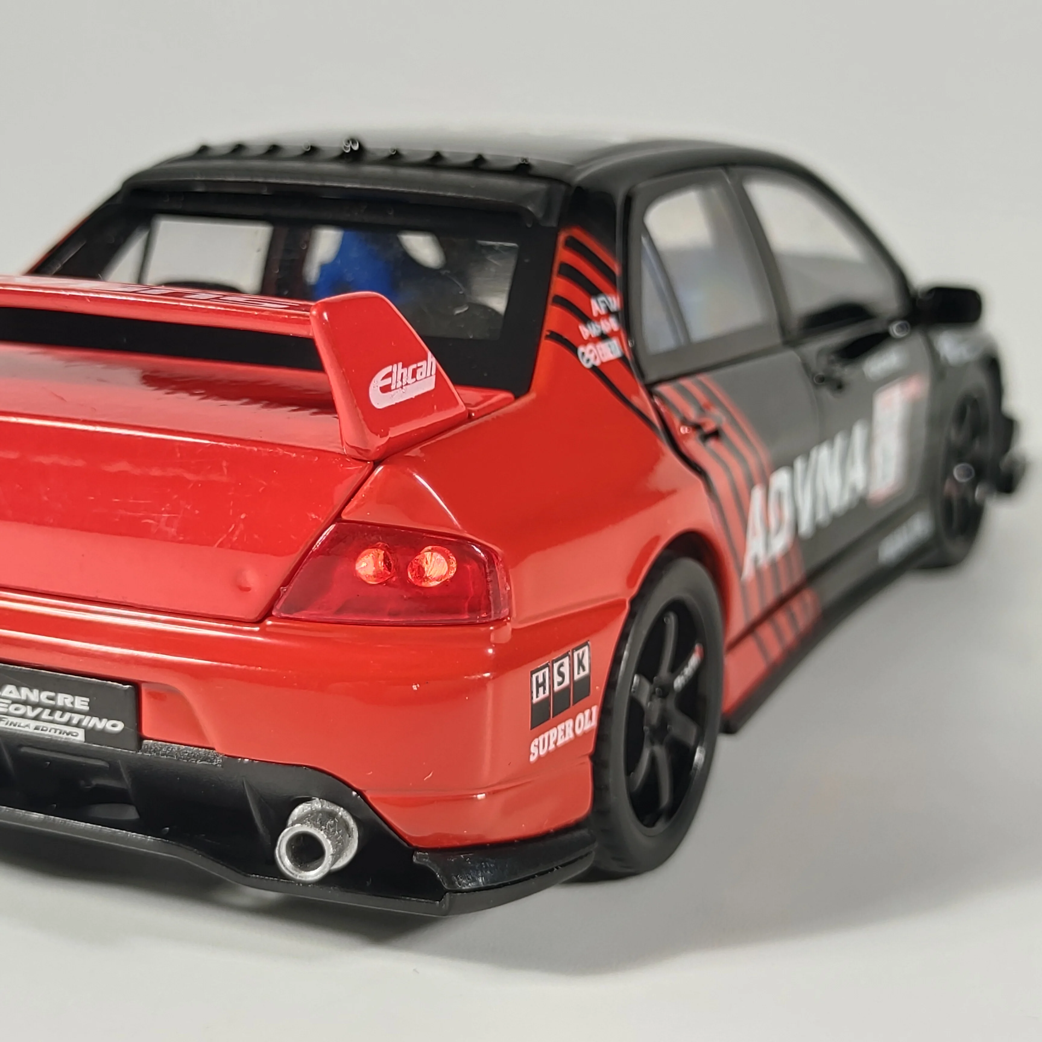 1:32 Mitsubishi Lancer Evolution EVO pista pintada de aleación de Metal deportivo modelo de coche en miniatura Mini GT presente amigo