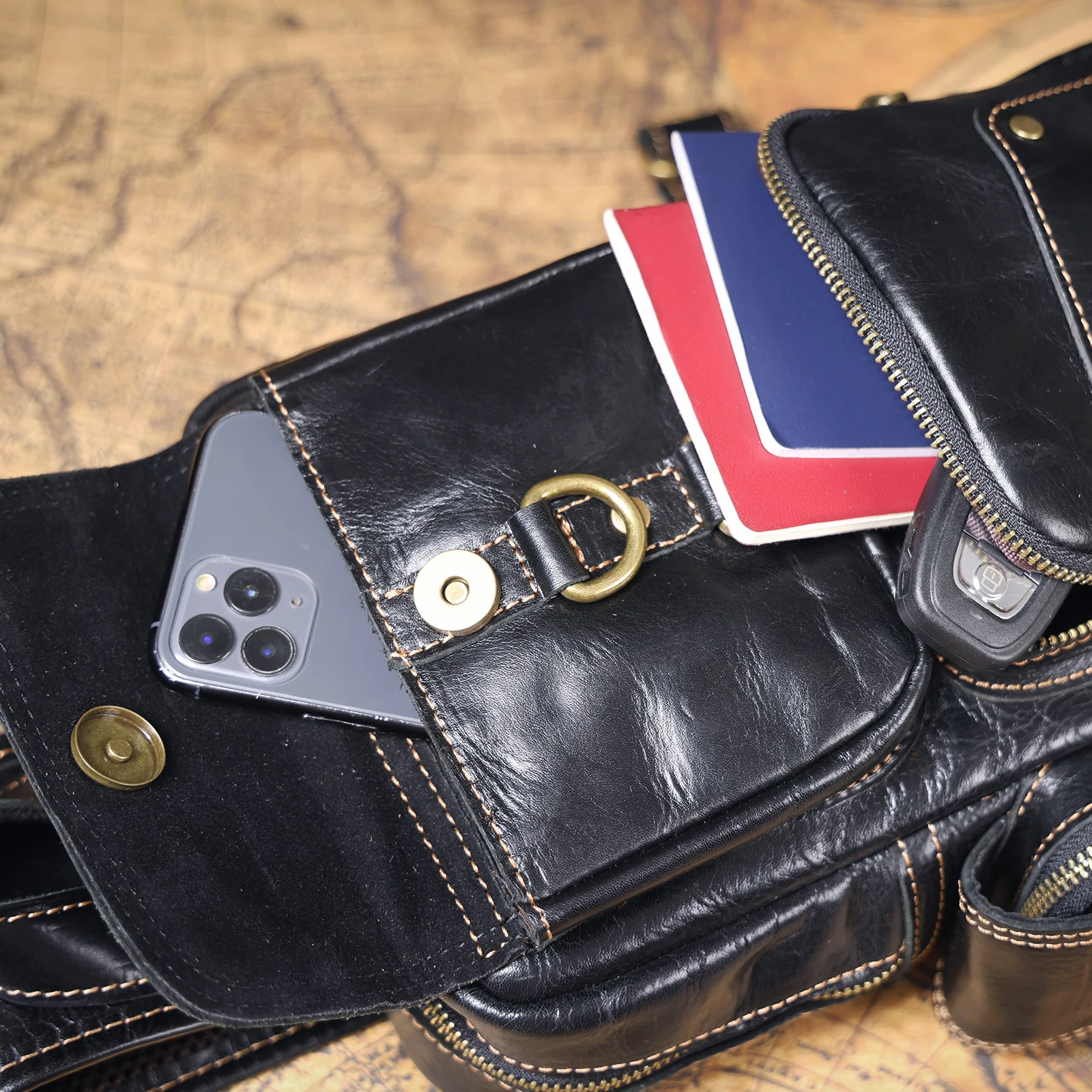 Vintage Echtleder-Brusttasche für Herren, Vollnarbenleder-Umhängetasche, Tagesrucksack mit großer Kapazität – Detail 13