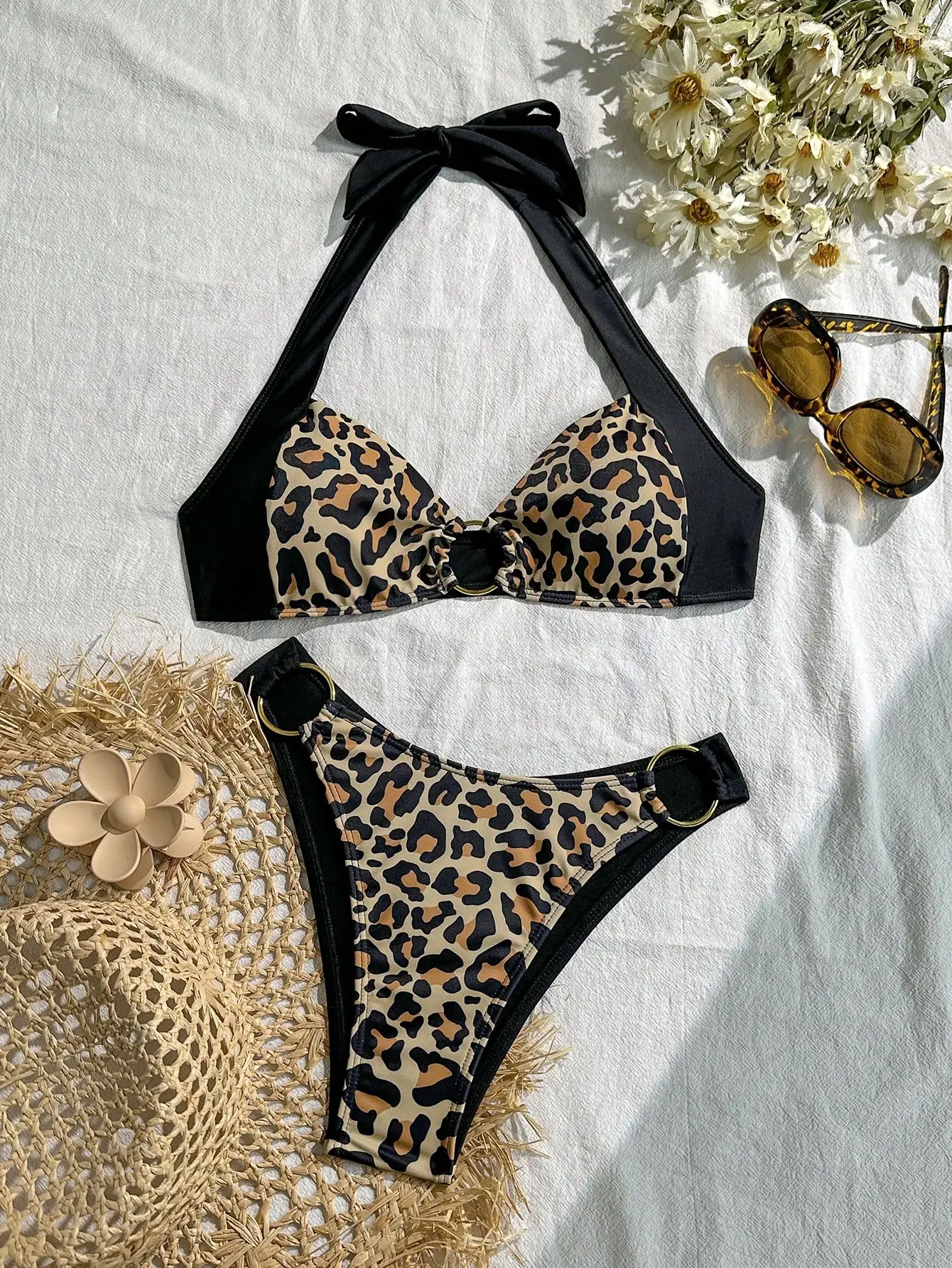 2025 Recién llegado, Top de Bikini con cuello Halter y bloques de Color con estampado de leopardo elegante y a juego, parte inferior de Bikini con Tanga y estampado de leopardo