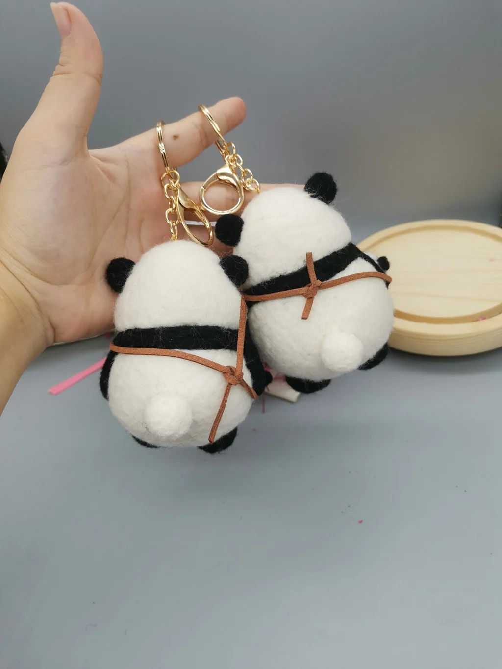 Mini bambola carina da 10 cm fatta a mano in feltro di lana Panda tasca da elfo ciondolo giocattolo animale mostro regalo ornamento per ragazza