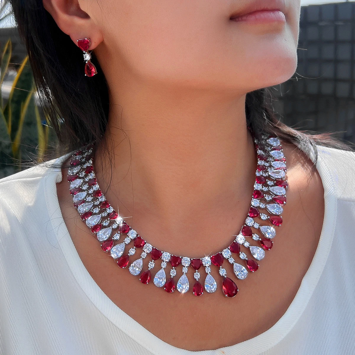 CWWZircons Luxuriöses Set aus roter CZ-Herz-Wassertropfen-Choker-Halskette und Ohrringen für Damen, Hochzeits- und Party-Schmuck, Großhandel T1010 – Detail 4