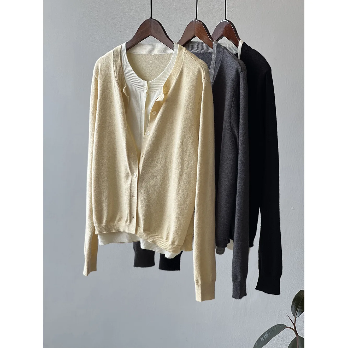 เสื้อแจ๊กเก็ตสตรีสีบล็อกคอกลมปลอมสองชิ้นถักเสื้อสเวตเตอร์ถักผู้หญิงฤดูใบไม้ผลิ slimming เสื้อกันหนาวบาง