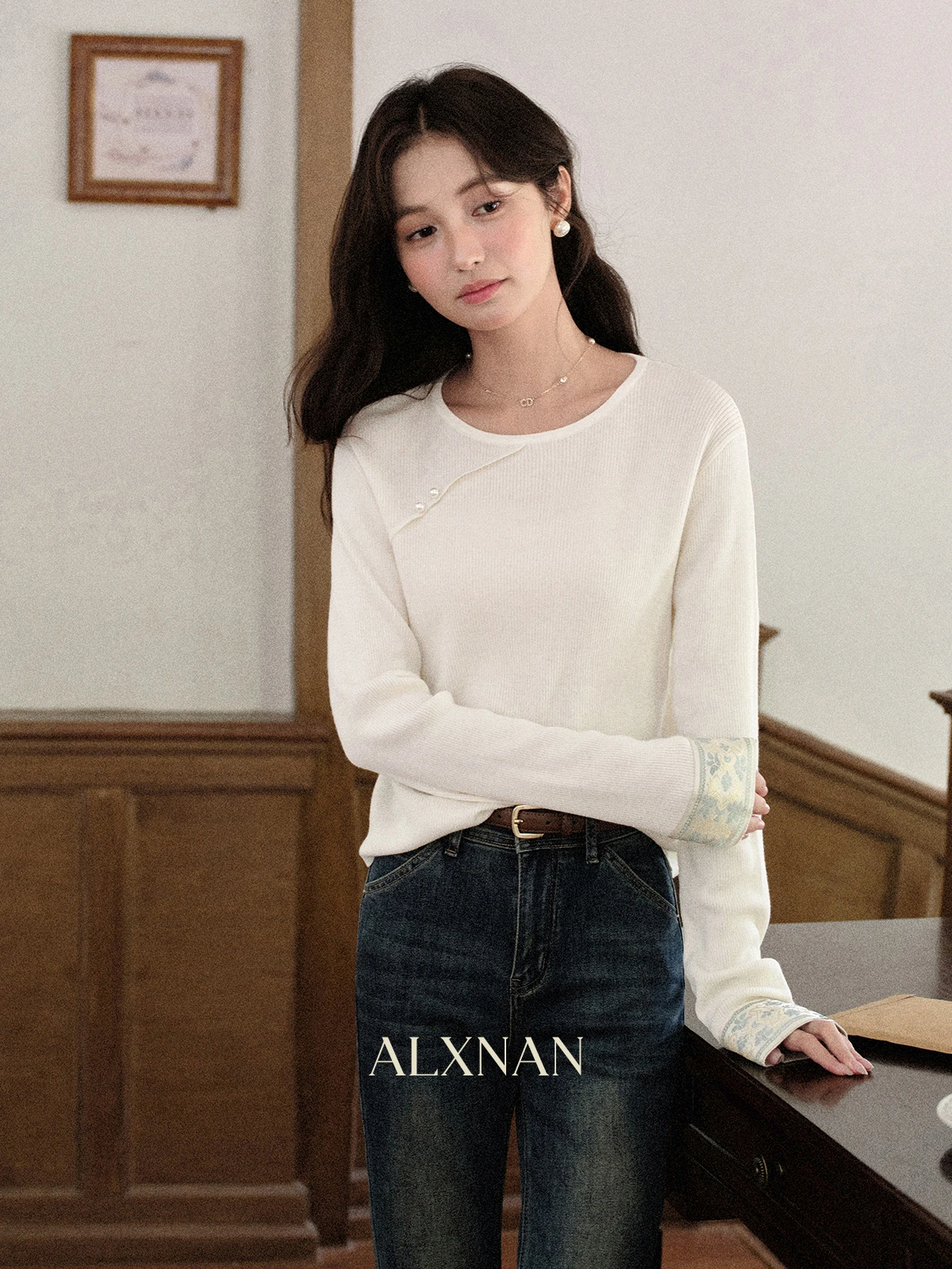 

ALXNAN Women's Pullovers Apricot New Chinese Style Apricot Round Neck Long Sleeve Knitted Sweater Autumn Embroidered Top L57002