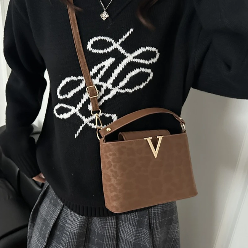 Elegante Leopardenmuster-Bucket-Bag mit Goldener V-förmiger Hardware, Obergriff und Abnehmbarem Crossbody-Riemen für Damen Alltagshandtasche