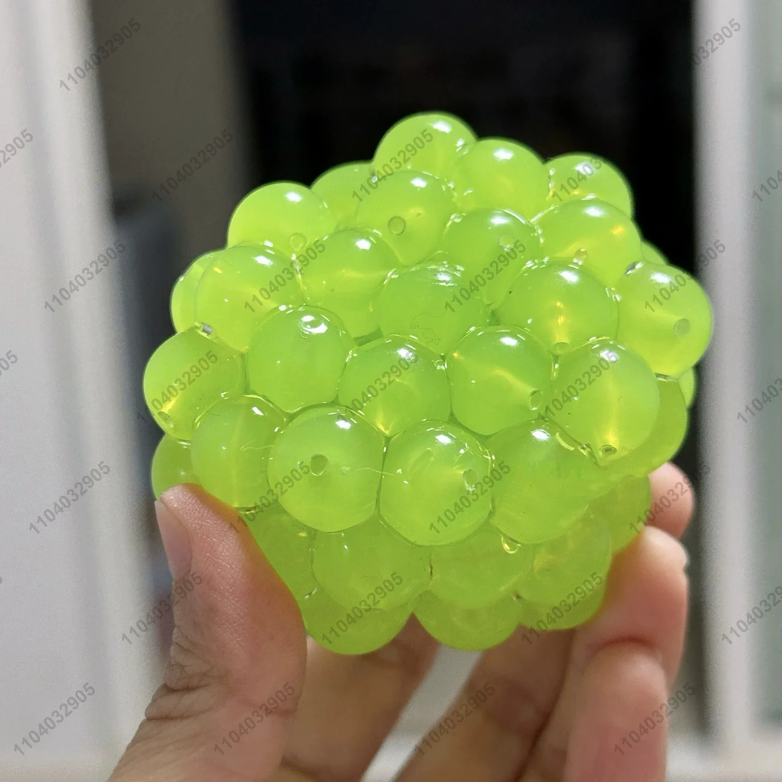 Balle grinçante et souligné sous vide saillante, pierre de raisin verte, boule de détente, jouet de détente à la main, se diversifier