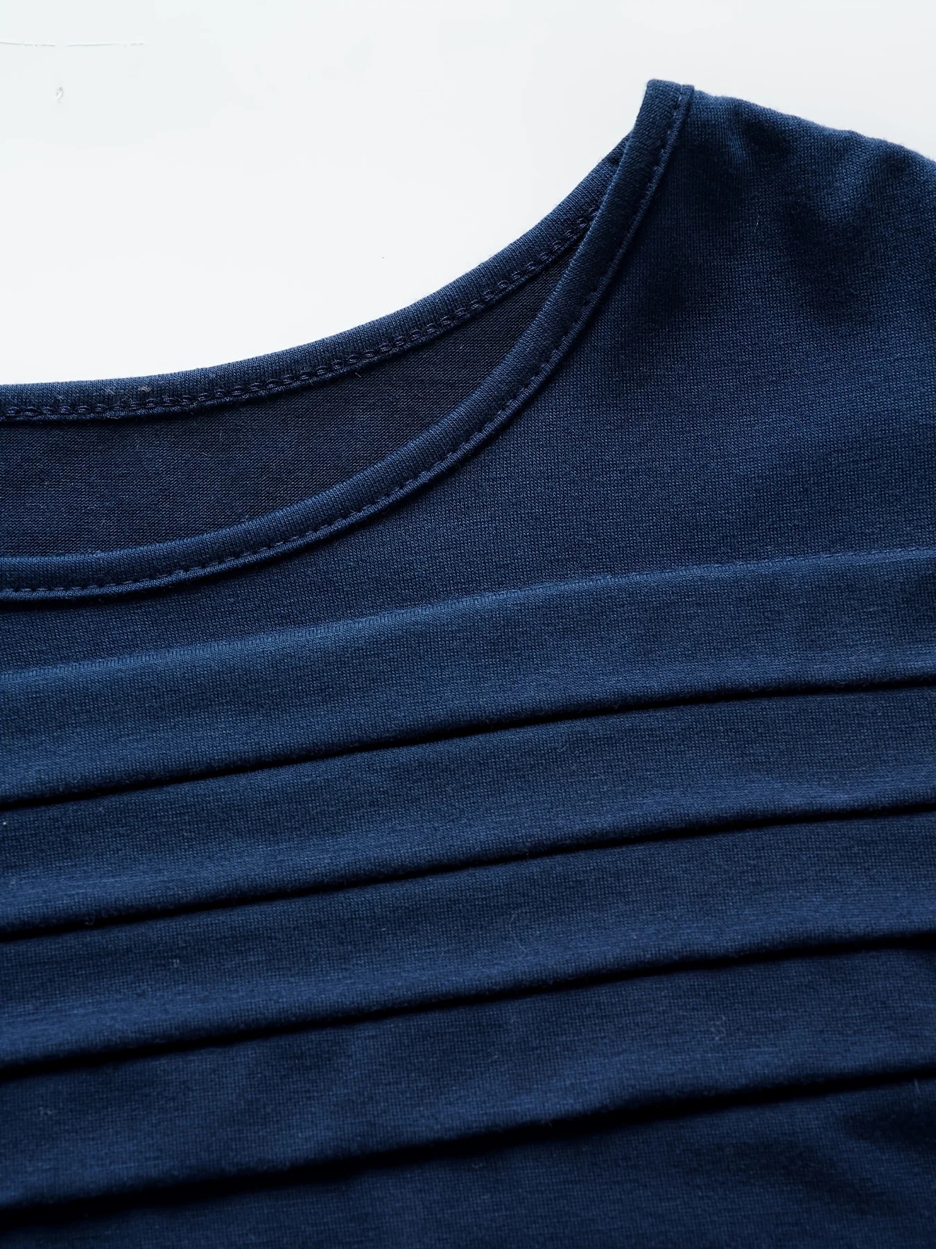 Elegantes T-Shirt mit gerichteter Zahnstocherfalte, einfarbig, Rundhalsausschnitt, raffiniertes Design, Basic-T-Shirt mit Rundhalsausschnitt für den Alltag. – Detail 8
