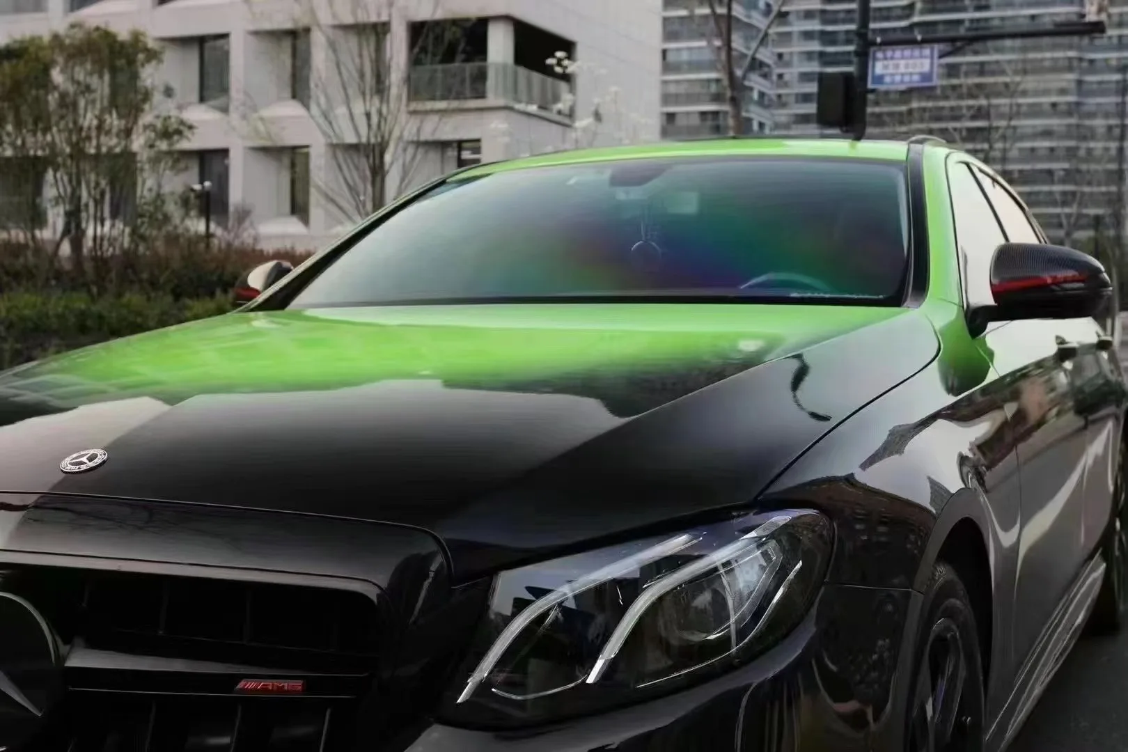 Изготовленная на заказ глянцевая виниловая пленка-хамелеон от черного до зеленого цвета, автохромная, индивидуальный художественный дизайн, автомобильная черно-зеленая упаковочная пленка