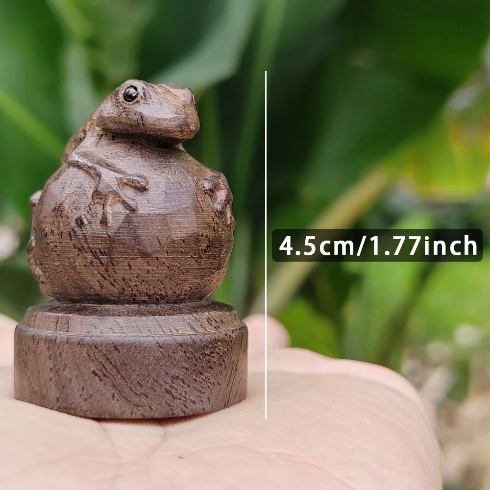 Handgeschnitzte Holz-Froschfigur, die eine Kugel hält, kleine Statue als Dekoration, im chinesischen Stil, minimalistischer Stil, geeignet für Schreibtischdekorationen, Weihnachtsdekorationen, Wohnraumdekoration, Wohnzimmer, Büro, Geschenke für den Schulbeginn, Neujahrsgeschenke. – Detail 3