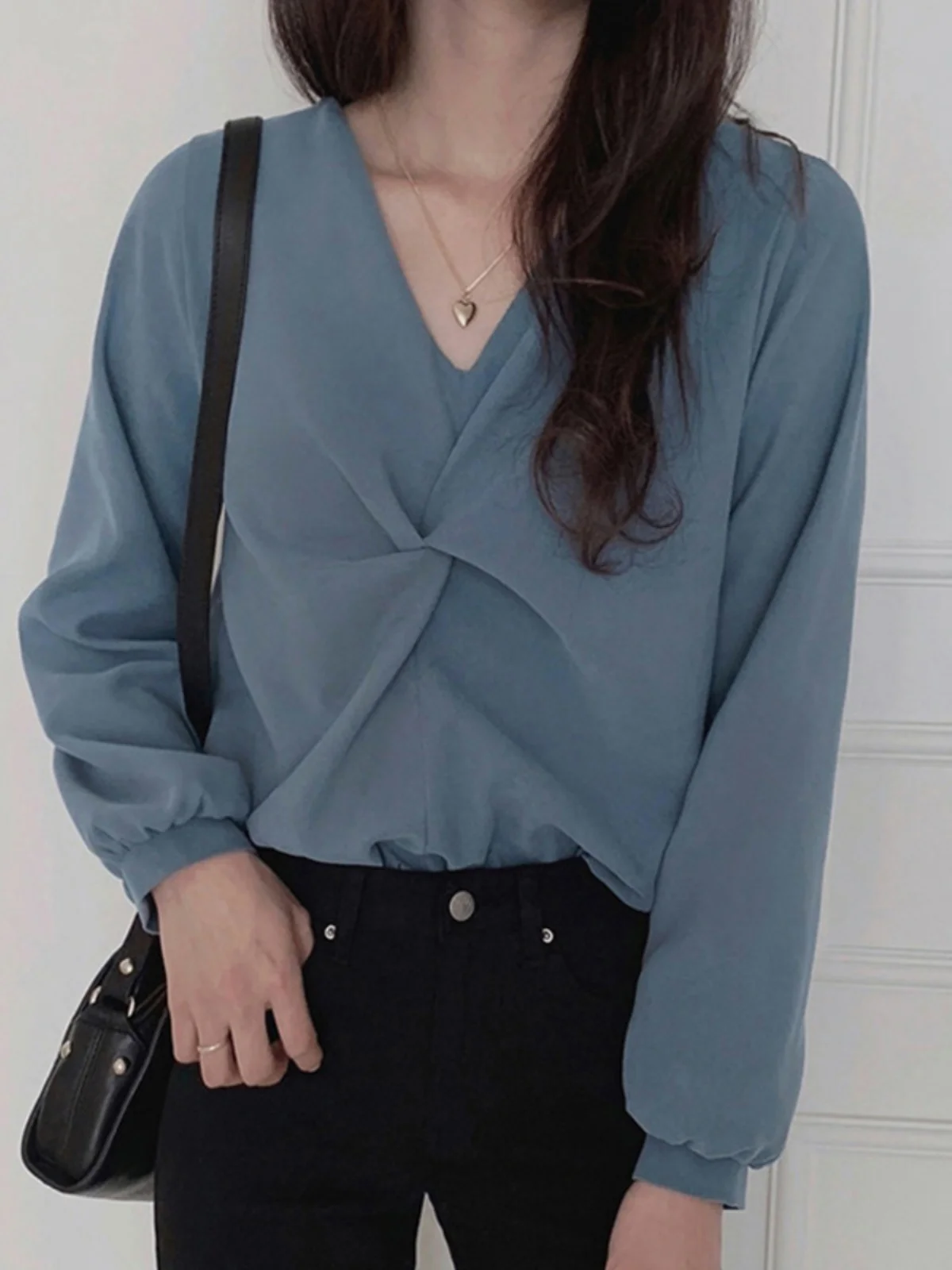 

Korean Sle Women's Long Sve V-Ne irt Design Sensation Early Spring Faionable Korean System Lady's irt