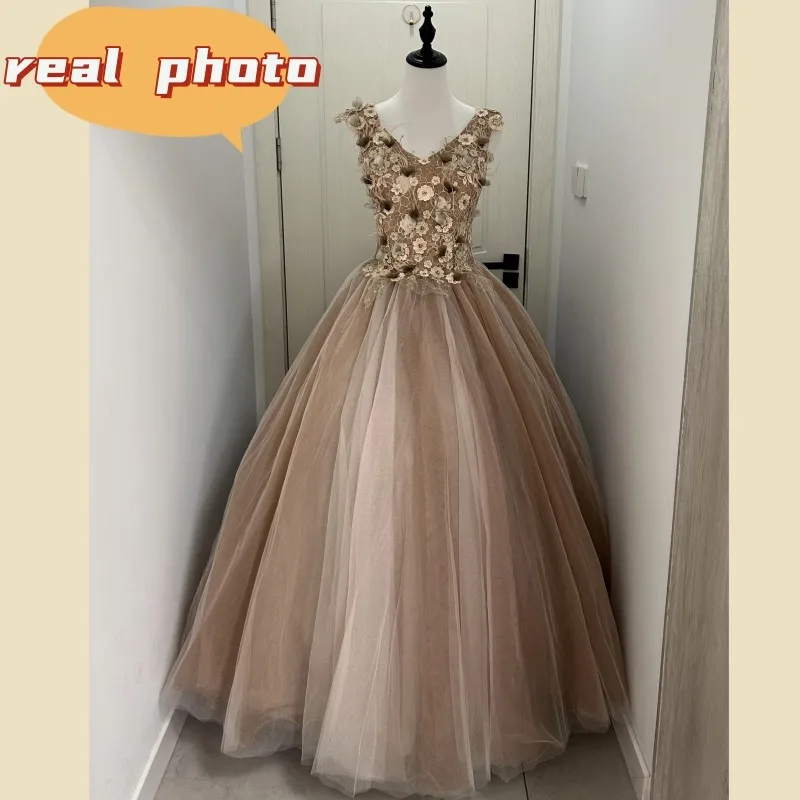 New Vestidos de Quinceaneras ชุดลูกไม้คอวีแขนกุดคลาสสิกขนาดพิเศษชุดไปงานเต้นรำยาวหวานสง่างาม