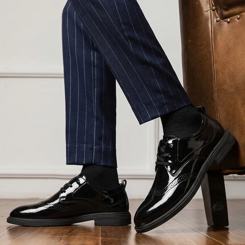 Herren Glänzende Lackleder-Brogue-Schuhe mit Schnürung, Rutschfester Sohle, Formelle Schuhe für Hochzeit, Geschäft, Büro und täglichen Pendelverkehr – Detail 5