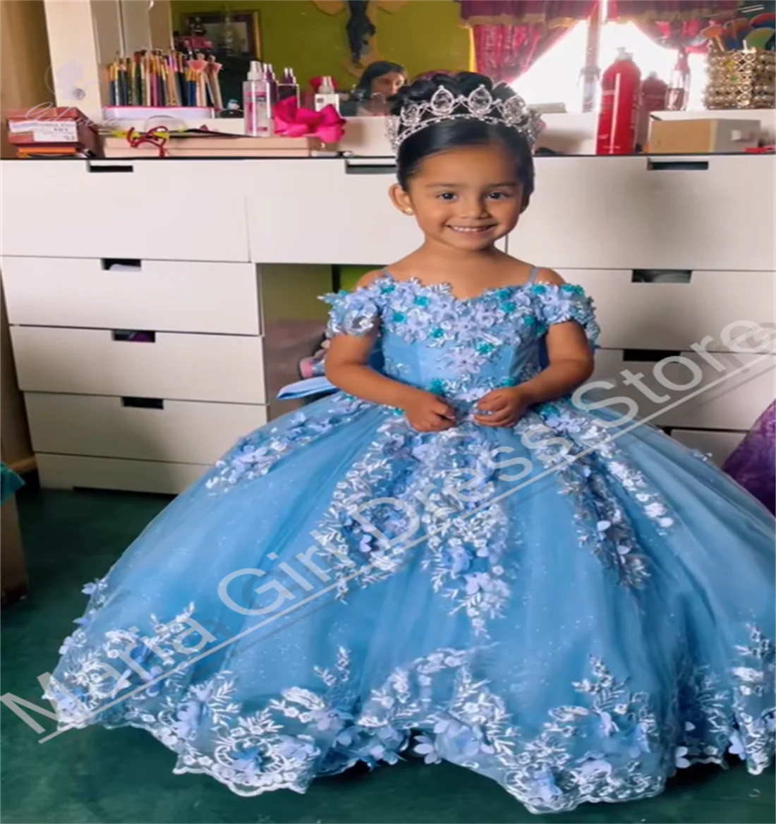 ライトブルーのふわふわフラワーガールドレス 結婚式に適しています 薄いストラップが特徴です レースのアップリケが施されています 子供の誕生日ページェントドレス用