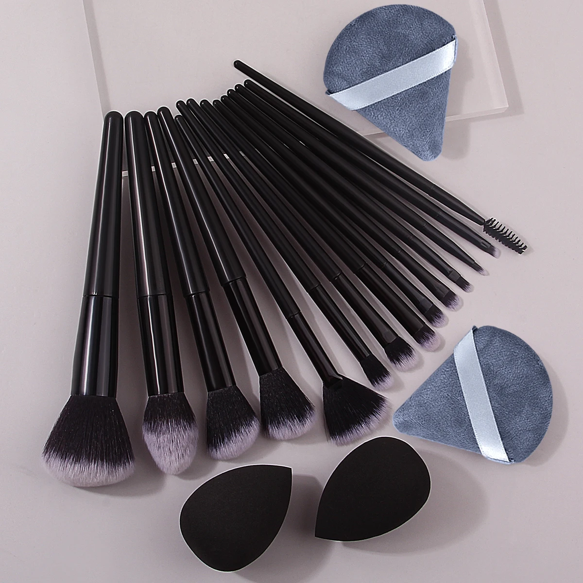 18 ชิ้นสีดําชุดแปรงแต่งหน้าแปรงอายแชโดว์แปรงคิ้วแปรงแป้งพัฟความงามไข่มัลติฟังก์ชั่เครื่องมือความงาม