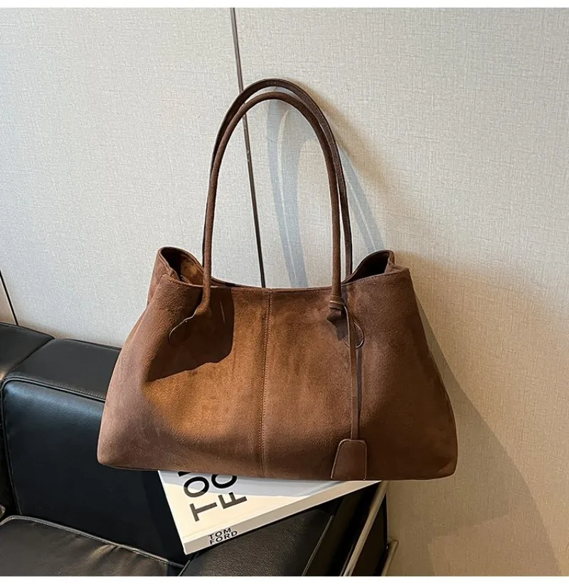 Damen-Schultertasche aus braunem Kunstwildleder, Lässiger Minimalistischer Stil für Tägliche Aufgaben, Wochenendausflüge & Alltägliche Arbeitshandtasche – Detail 22
