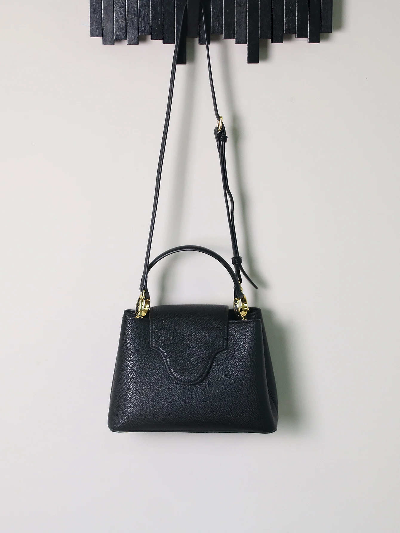 The niche design is simple and advanced. 2026 The new ladies' handbag is luxurious and western-styled. Small square bag commutin