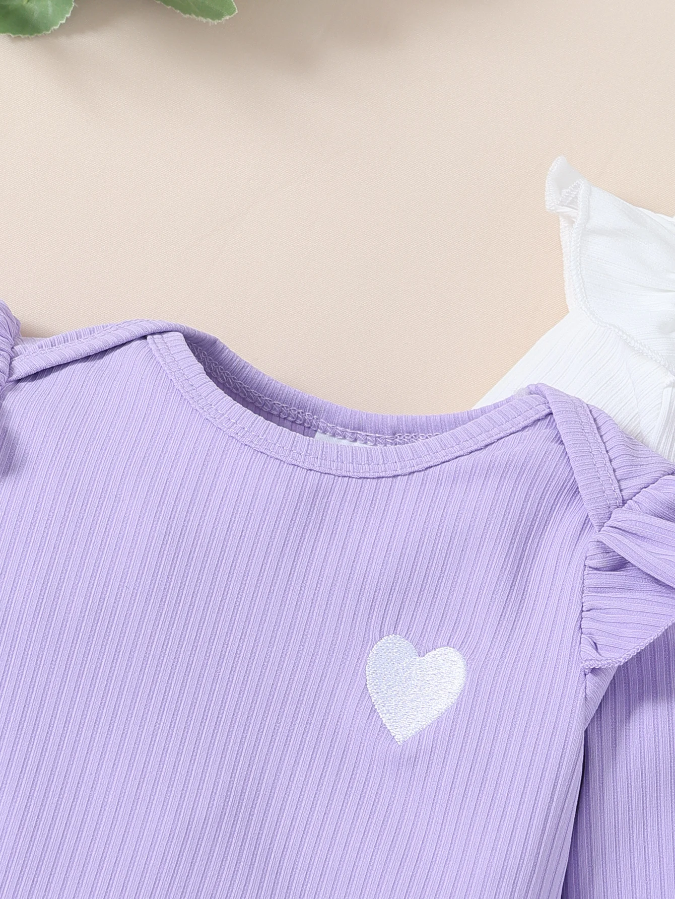 مجموعة طفلة الربيع والخريف الأكثر مبيعًا بأكمام طويلة: قلب مطرز برقبة دائرية، سراويل طويلة بلون موحد، حاشية مكشكشة - 3-P