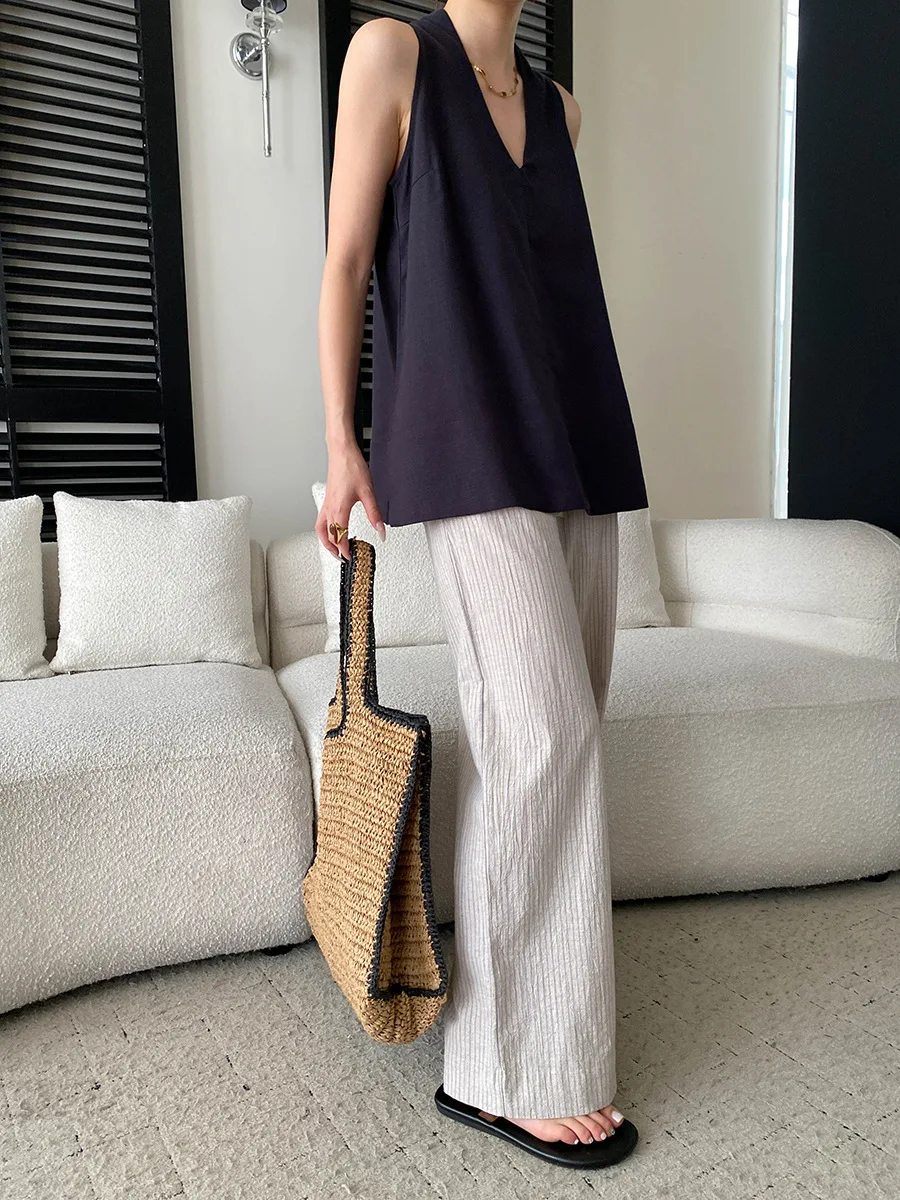 Sommerliche Damen-Weste in unifarbenem Design mit V-Ausschnitt und lockerem Schnitt ohne Ärmel. – Detail 6