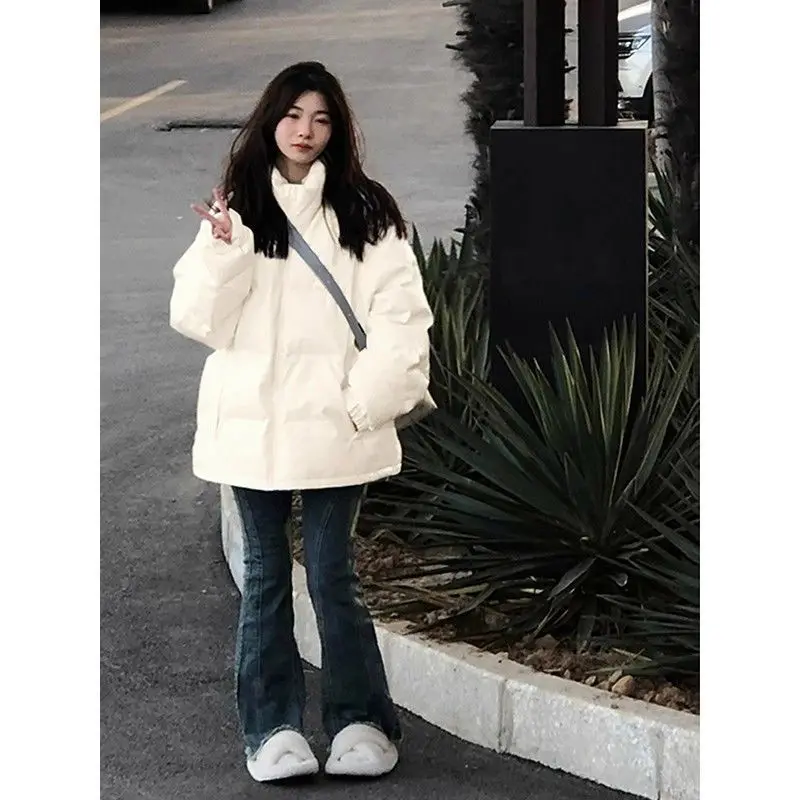 

Парка женская с меховым воротником, эффект потертости, винтажный стиль, ретро-дизайн, состаренная поверхность, красивая, нейтральная.