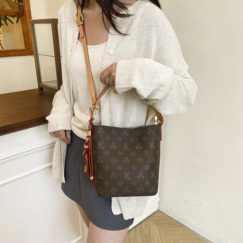 

Лето 2023, новая женская большая сумка, винтажная простая сумка через плечо большой вместимости, легкая повседневная сумка через плечо с несколькими карманами ​