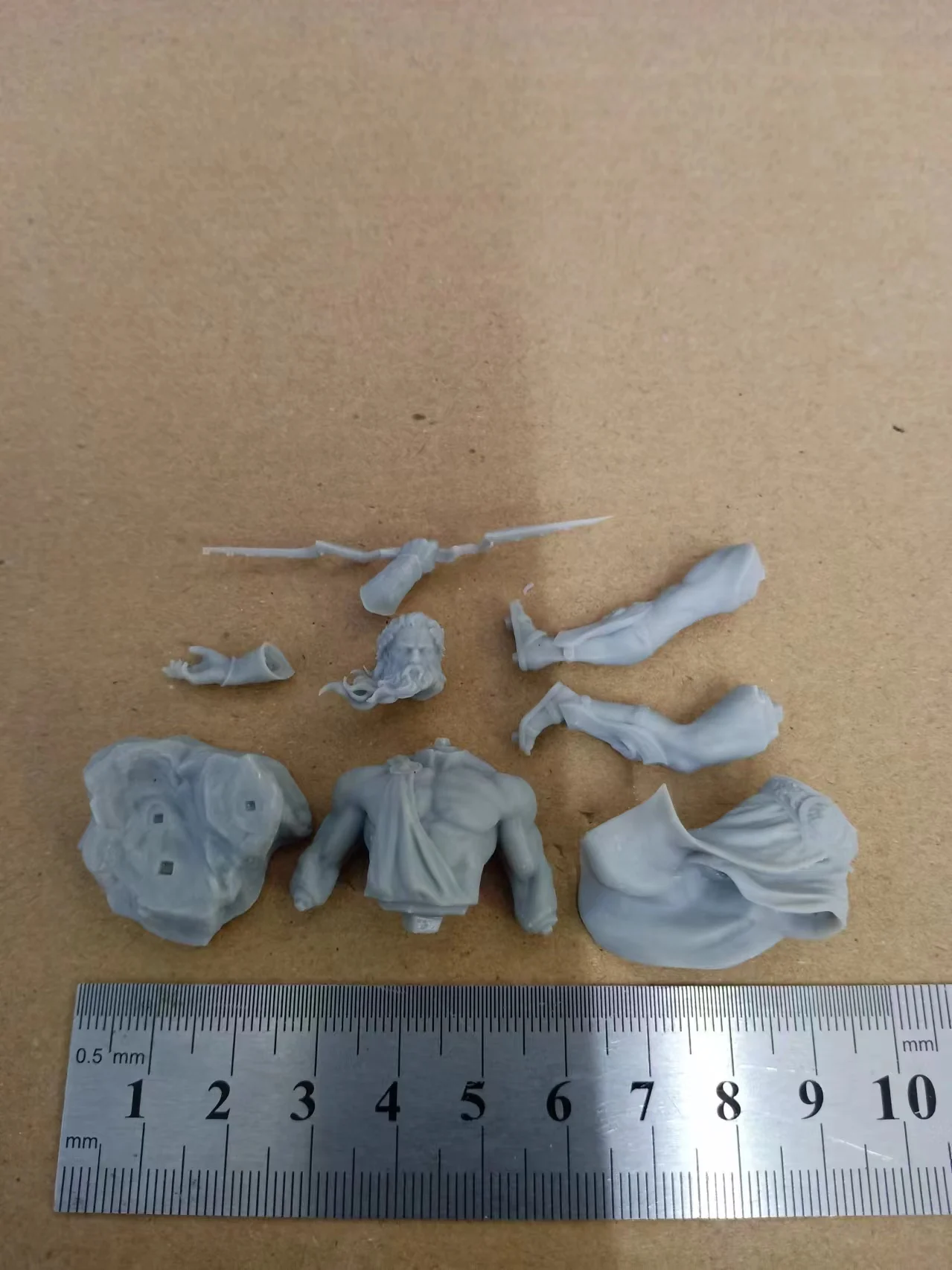 Figura de resina a escala 1/24, 75mm, anciano valiente sosteniendo trueno y relámpago, Kit de modelo de ensamblaje DIY, estatua 3D sin pintar