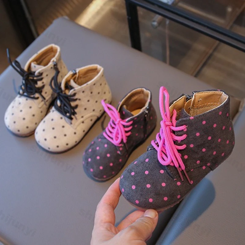 

Модные повседневные короткие ботинки в горошек для девочек, осень 202, детские удобные универсальные нескользящие ботильоны на плоской подошве со шнуровкой