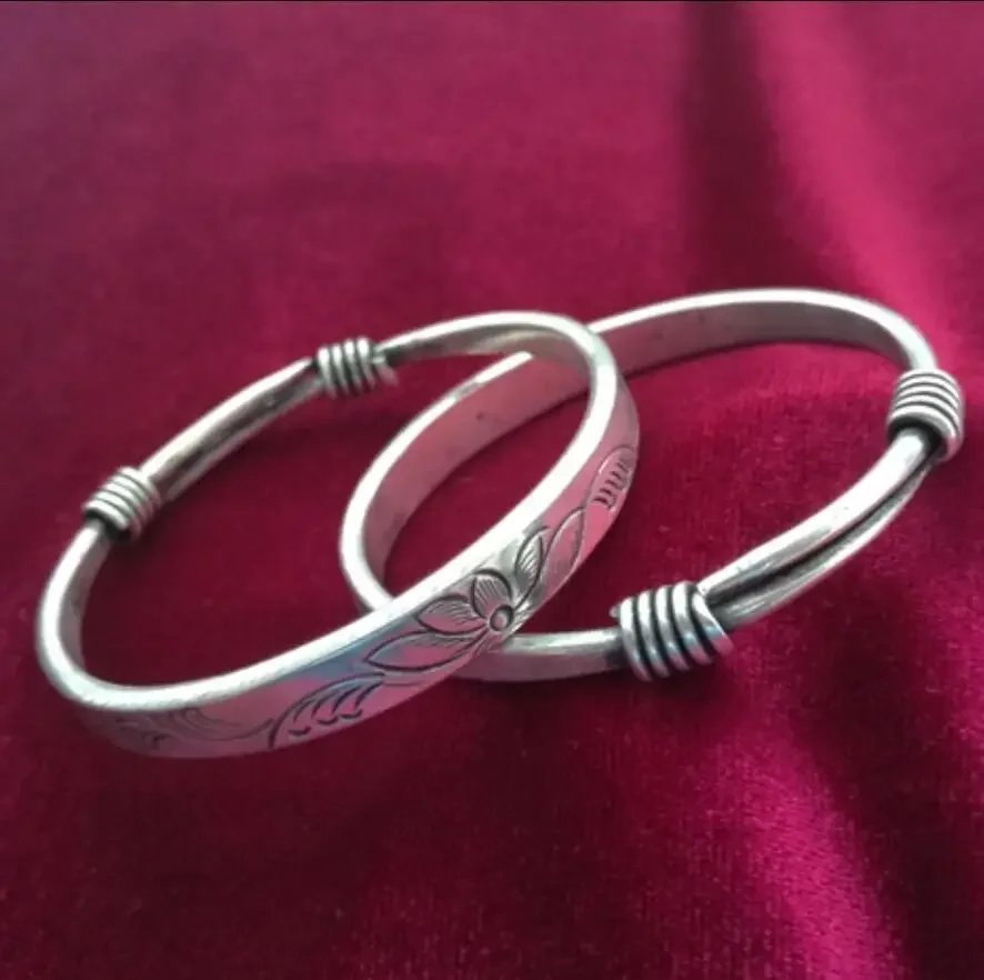 

1pair Ethnic Retro Style Personality Headwear Miao Handmade Miao Silver Bracelet Bracelet Bracelet Small Faced Carved Flower Pu