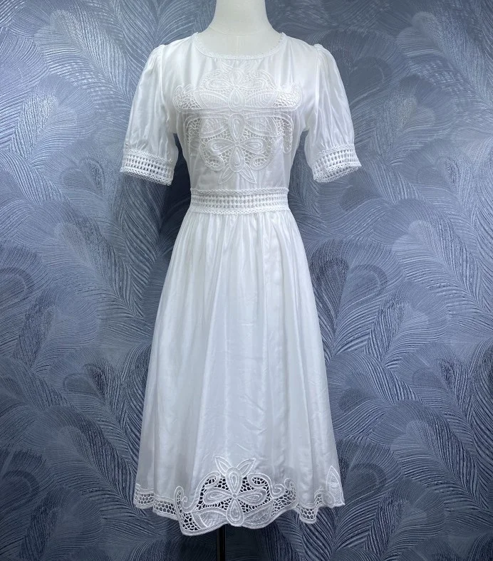 

Платье с вышивкой и вышивкой, лето 2025, дизайнерское модное стильное женское платье с круглым вырезом, роскошные цветы, белое платье цвета хаки с короткими рукавами