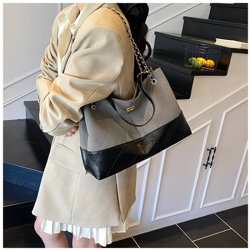 Elegancka skórzana torba na ramię dla kobiet z opcją crossbody Klasyczny design znanej projektantki Luksusowa torebka