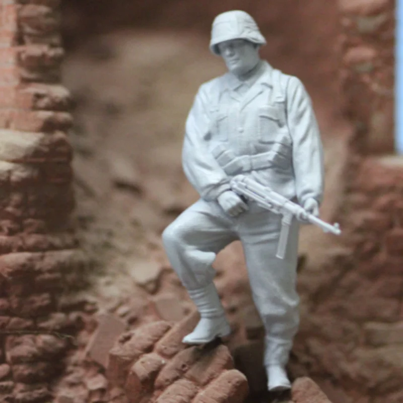 1/35 Scale Resin Figure Assembly Model Military Soldier Waiting Command Unassembled and Unpainted DIY Toys