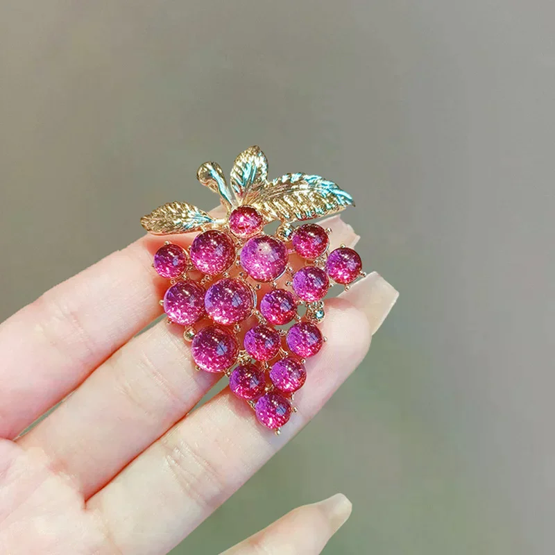 Light Luxury Grape Brooches For Women Girls Elegant Temperament Fruit Corsage Suit Pins Party Clothing Accessories Gifts