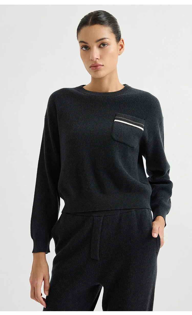 BD3621775 Damen Pullover aus 100% Wolle mit englischem Rippstrick, Rundhalsausschnitt, langen Ärmeln, kontrastierender Brusttasche mit Kettendesign, zweifarbig, für den frühen Herbst. – Detail 8