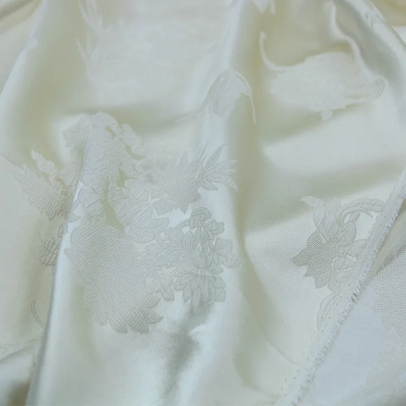 

New Chinese-style fabric with embossed pleats made of silk jacquard featuring plum orchid and chrysanthemum