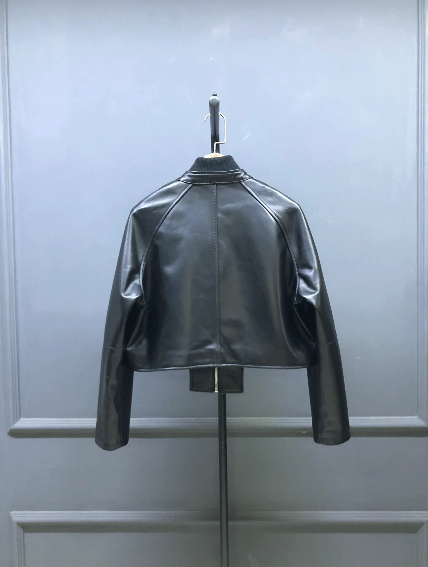 Faionable Retro Lamb Leather Jaet Women's Slimming Motorcycle Sle Stand Collar Long Sve ort Coat Zipper Closure