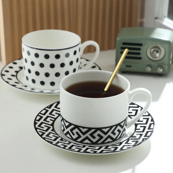

Набор кофейных чашек и блюдец из костяного фарфора, скандинавская черно-белая геометрическая керамическая чашка для пары послеобеденного чая в европейском английском стиле