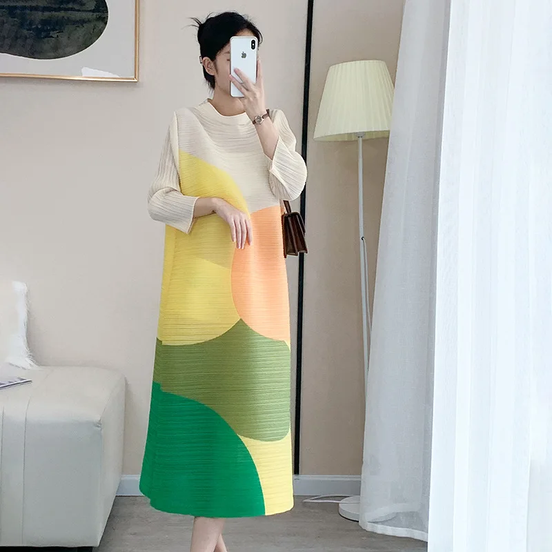 

Printed Miyake Pleated Dress For Women Contrast Color Round Neck Loose Elegant Belt Geometric Dresses 2023 New Summer