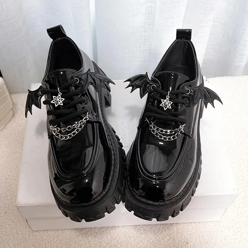 Modne metalowe łańcuszki Mary Janes do damskie ze skóry lakierowanej Gothic Lolita buty damskie 2023 buty Mary Jane na platformie w stylu college\'u