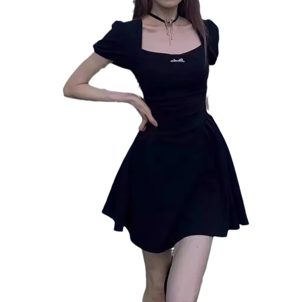 Vestido negro de estilo de deseo puro para mujer, cuello cuadrado francés, diseño de temperamento de cintura, sentido corto, una palabra, falda negra pequeña de verano