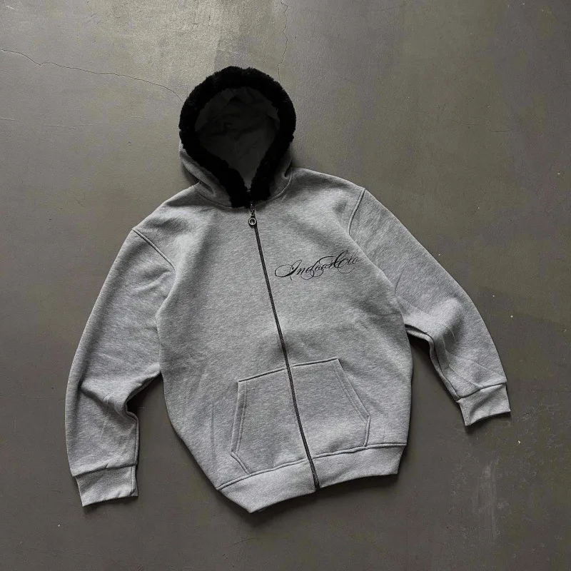 เสื้อฮู้ดแบบยูนิเซ็กซ์และชุดจ็อกเกอร์ทรงหลวมเข้าชุดกัน พร้อมเสื้อคลุมแขนยาวสไตล์ไฮสตรีท