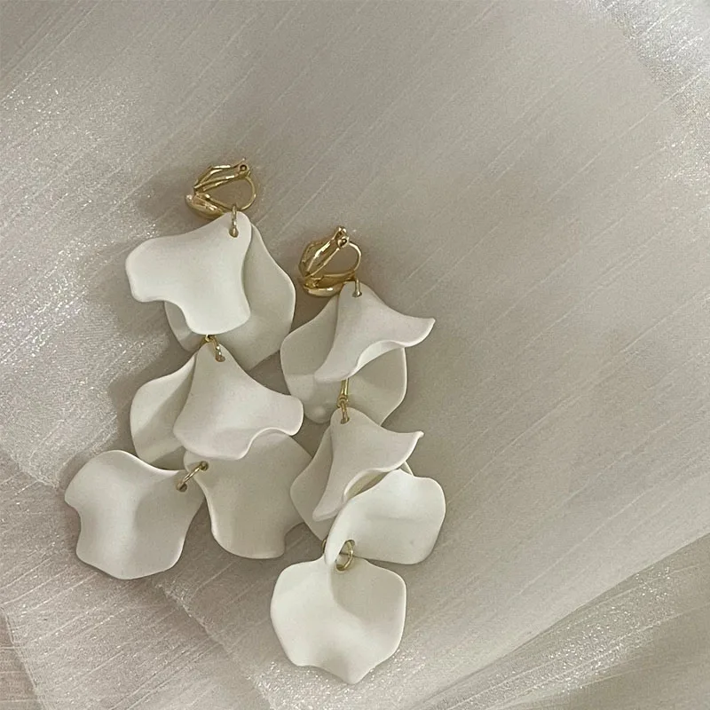 Korean Fashion Shell Flower Tassel Earrings for Women Wedding Simple Versatile Long Asymmetric Clip on Earrings Without Piercing